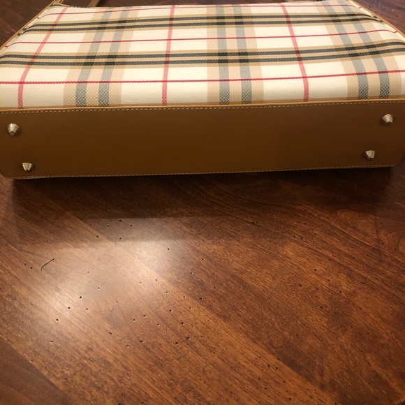 New handbag that looks great with everything. - Picture 2 of 8